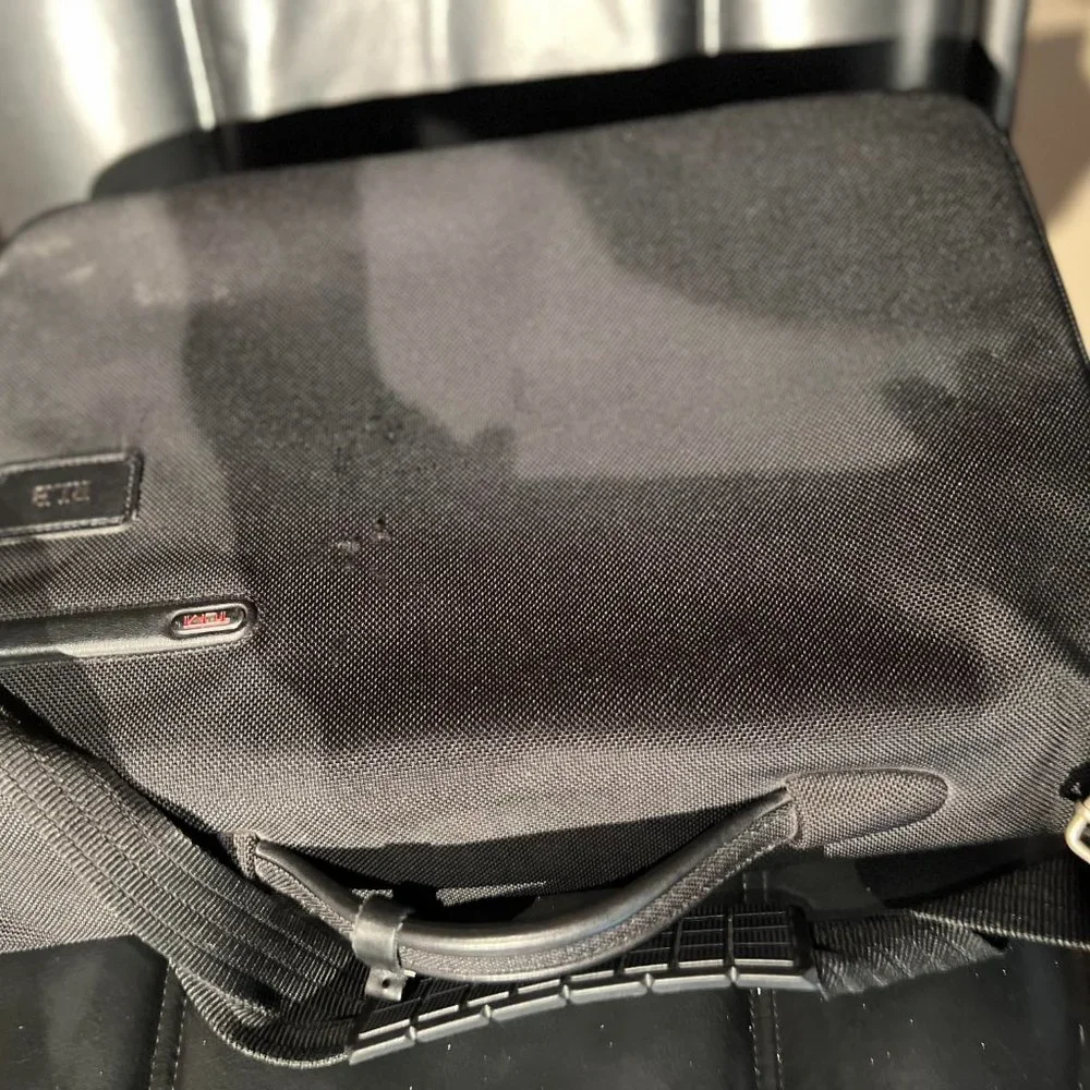 TUMI EXPANDABLE BRIEF CASE BLACK INSIDE POCKETS AND 4 OUTSIDE POCKETS,